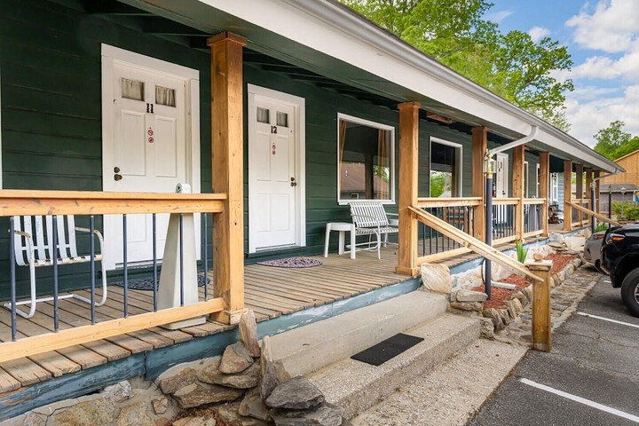 CedarWood Inn