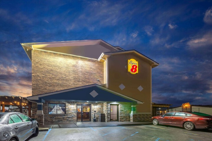 Super 8 by Wyndham Roseville / Detroit Area