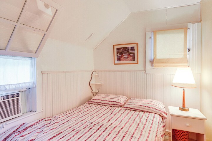 Walk to Lake: Historic Lakeside Marblehead Cottage