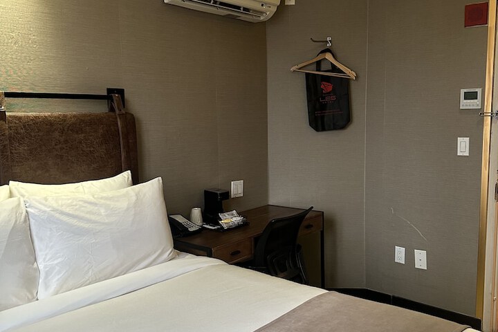 Room 26 of 48