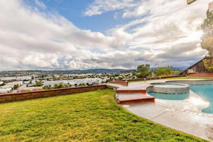 Luxurious 5B4B Home with Pool and View