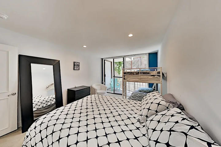 Immaculate Beach W / Pool Hot Tub & Balconies 2 Bedroom Condo