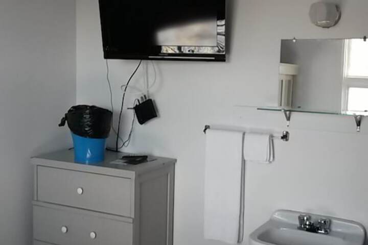 Room 11 of 28