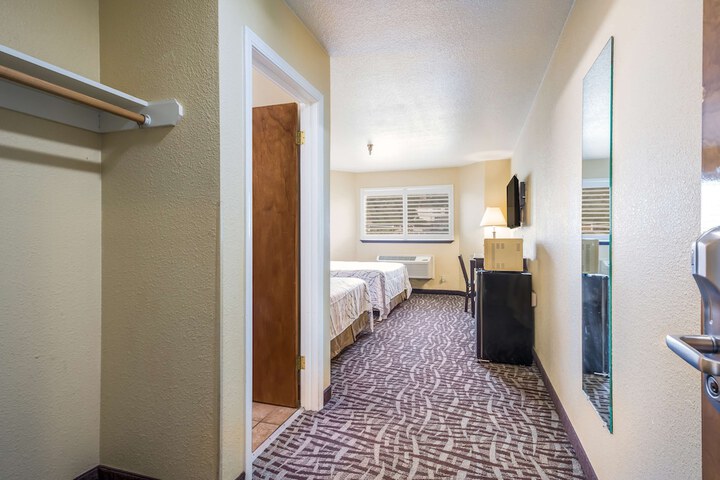 Room 32 of 47