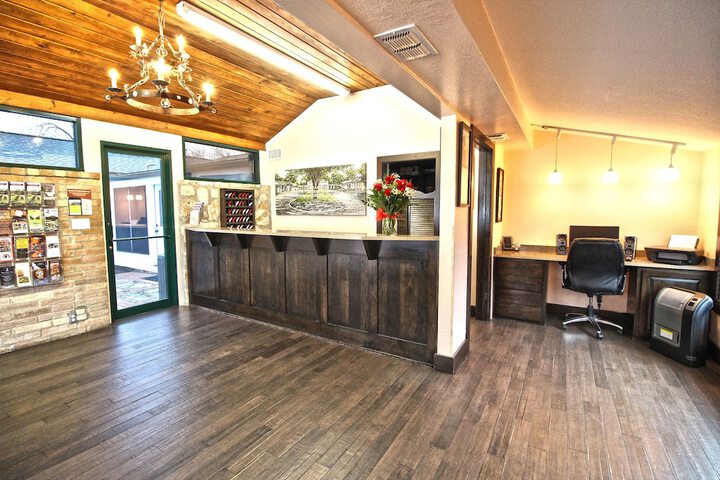 Peach Tree Inn & Suites