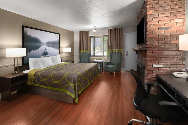 Super 8 by Wyndham Gananoque / Country Squire Resort