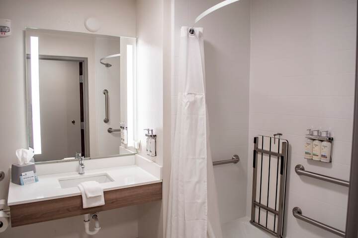 Holiday Inn Express and Suites Mason City by IHG