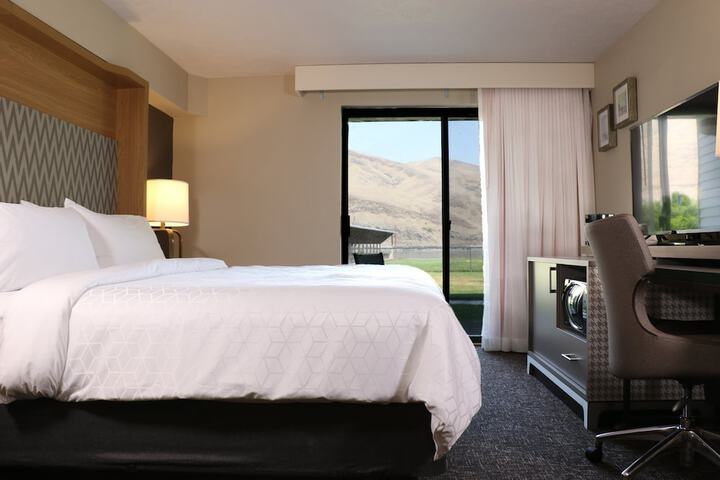 Room 46 of 82