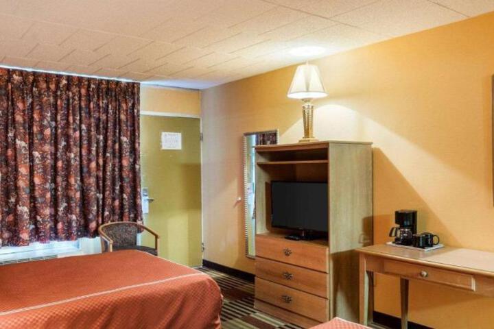 Rodeway Inn University