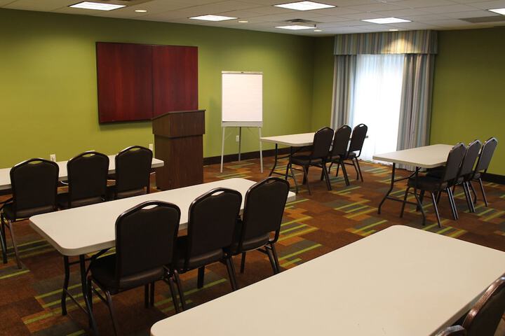 Holiday Inn Express & Suites Starkville by IHG