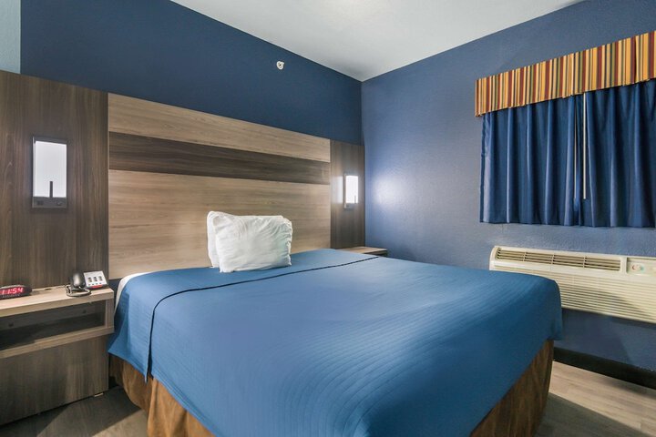 Room 11 of 28