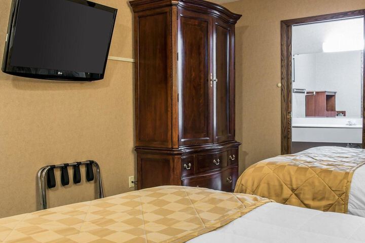 Clarion Hotel Mackinaw City Beachfront