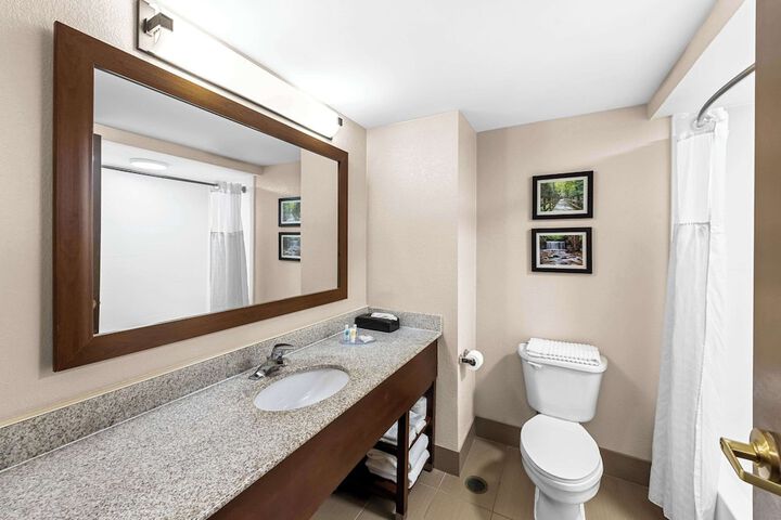 Comfort Inn & Suites Heath - Newark South