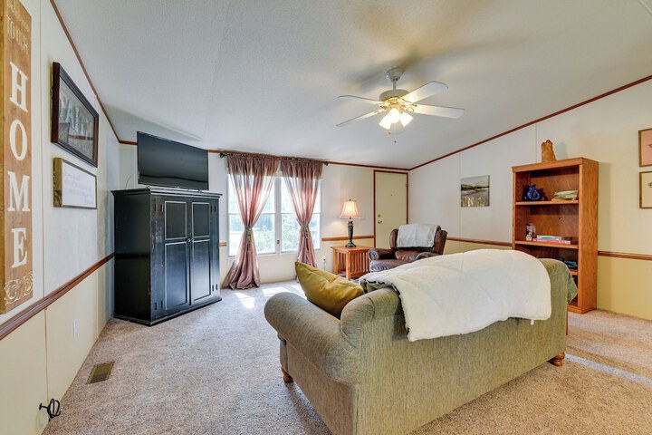 Sunny Florida Escape w / Screened-in Patio & Grill!