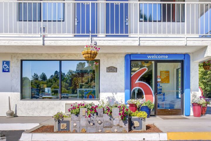 Motel 6 Medford OR