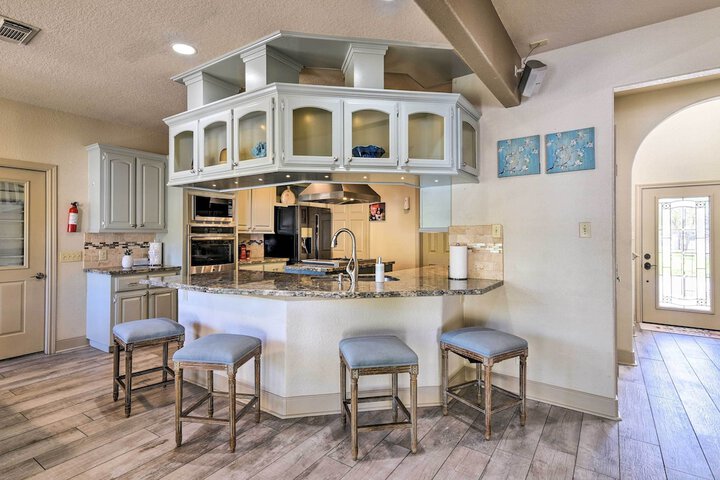 Waterfront Family Home w / Patio in Hitchcock