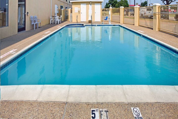 Days Inn by Wyndham Dallas Garland West