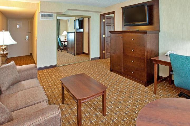 Crowne Plaza Chicago-Northbrook by IHG
