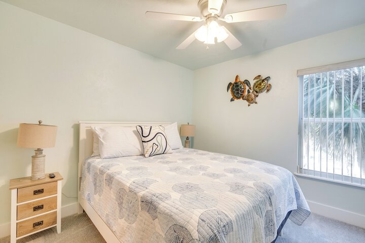 Cedar Key Condo w / Balcony & Gulf Views!