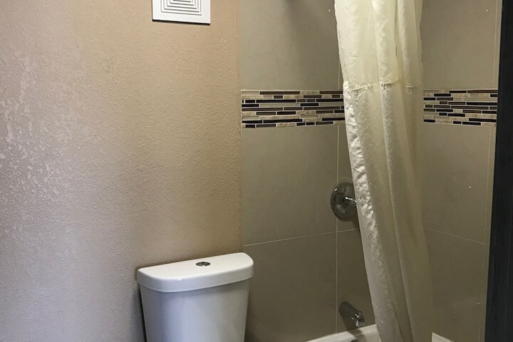 Room 8 of 10