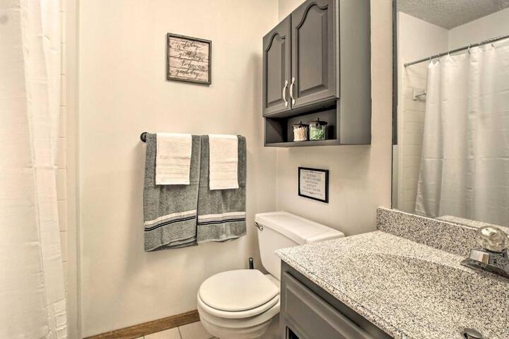 Shawnee Condo 10 Mi to Downtown Kansas City!
