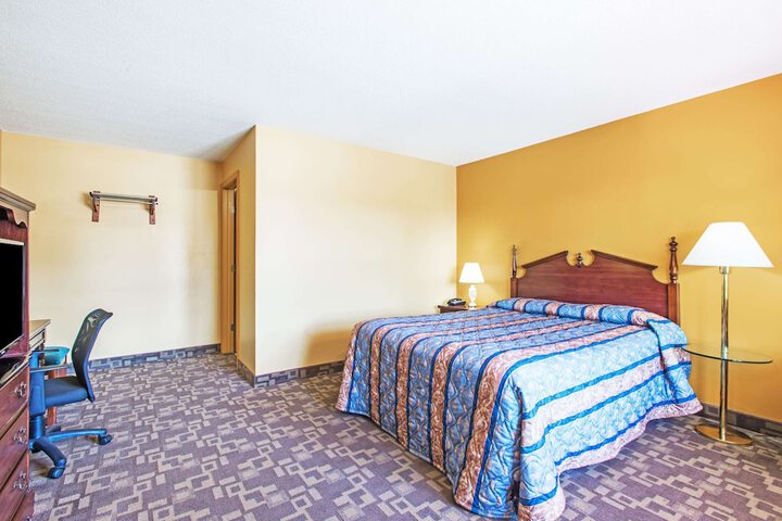 Room 10 of 18