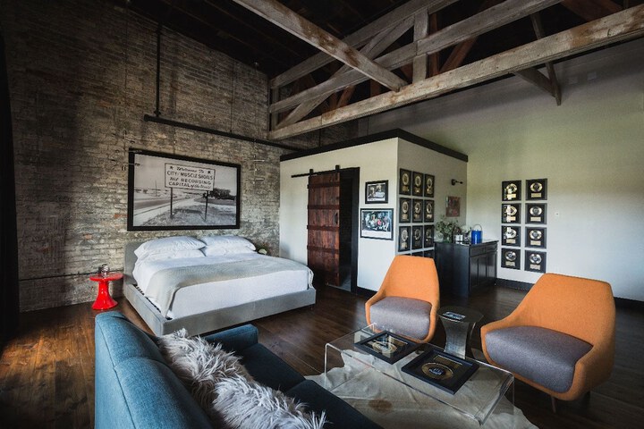 Room 11 of 74