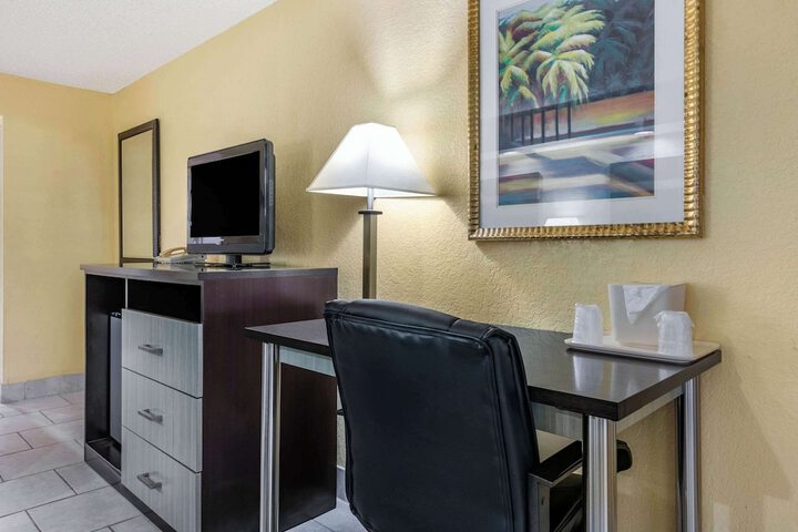 Room 32 of 49