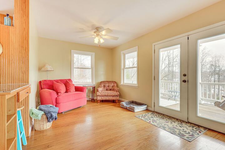 Family Home w / Game Room & Decks in Etlan!