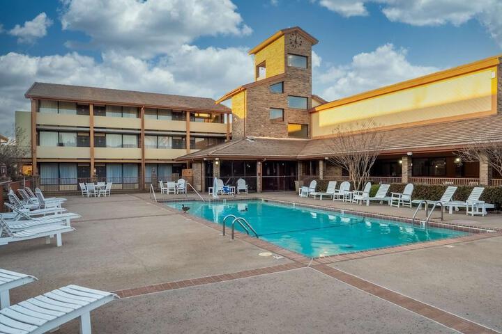 Best Western Plus Saddleback Inn & Conference Center