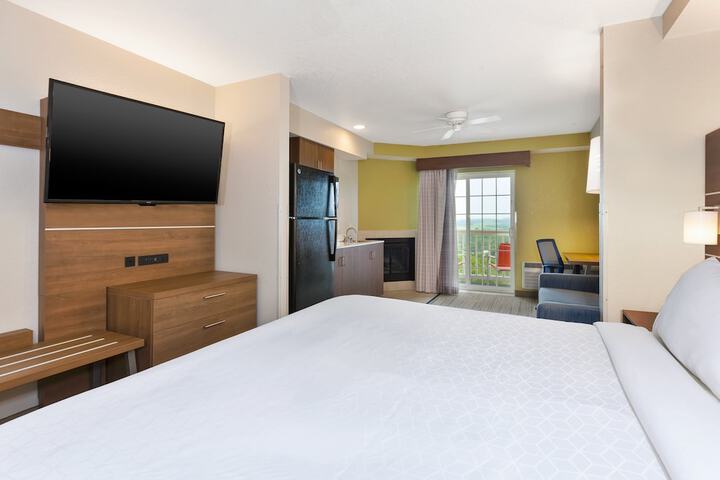 Holiday Inn Express & Suites Petoskey by IHG