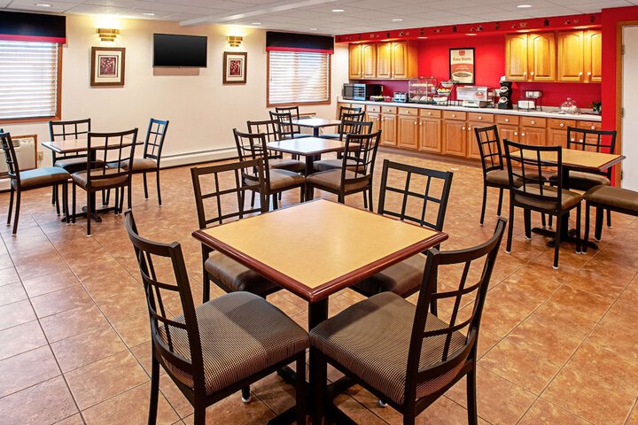 Econo Lodge Menomonie on the Bay