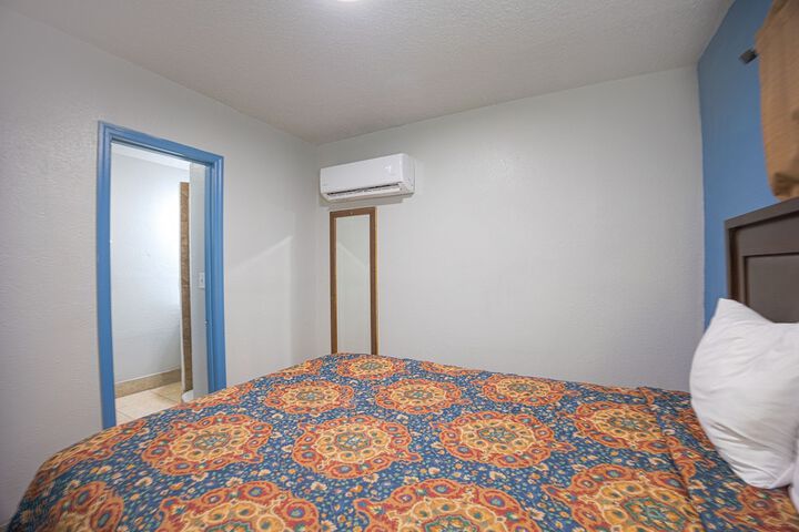 Room 33 of 65