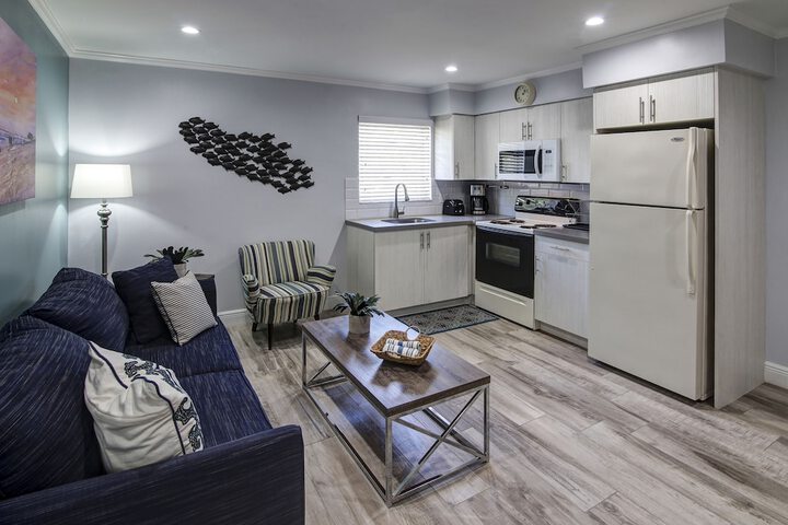 May-Dee Suites