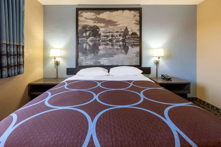 Super 8 by Wyndham Roseville / Detroit Area