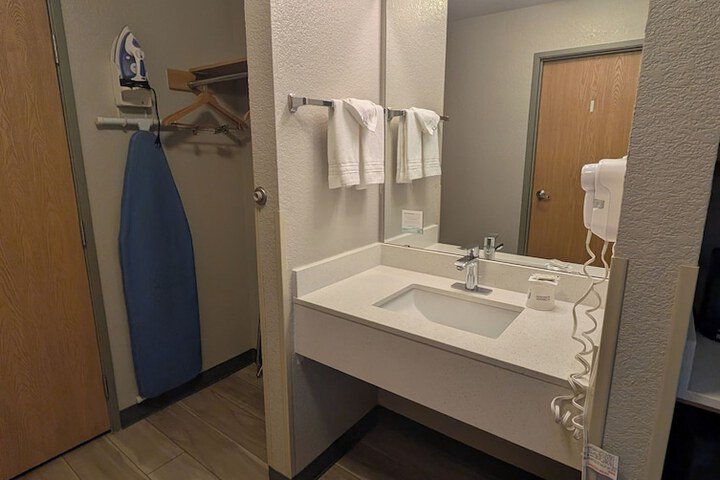 Days Inn & Suites by Wyndham Castle Rock