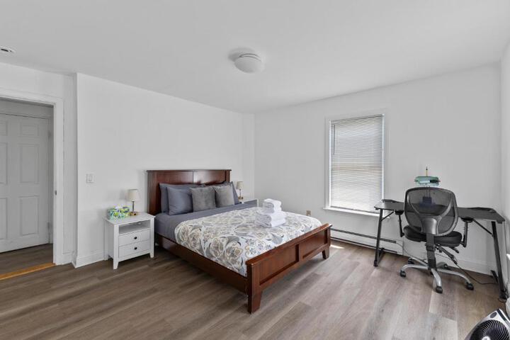 17-19Cozy & Spacious 6BR home in Malden with window AC and free parking
