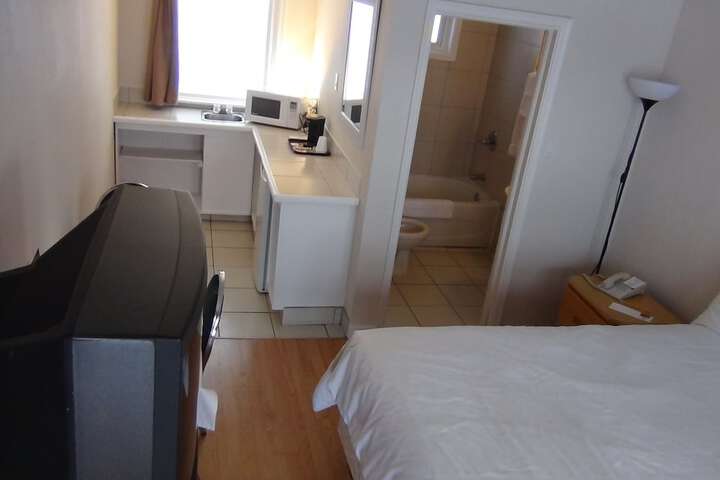 Room 6 of 12
