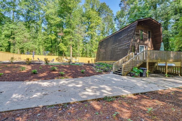 Pet-friendly Lavonia Cabin Walk to Lake Hartwell!