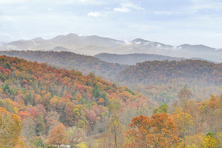 Near Hikes & Waterfalls: Smokey Mtn-view Haven!