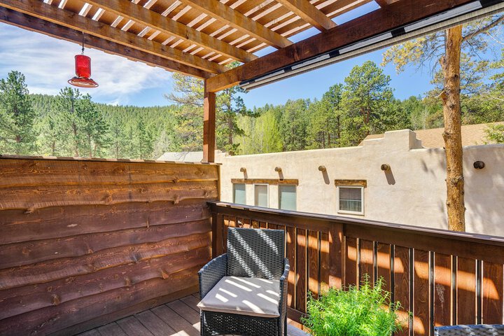 Woodland Park Apartment: Forest Views + Deck!