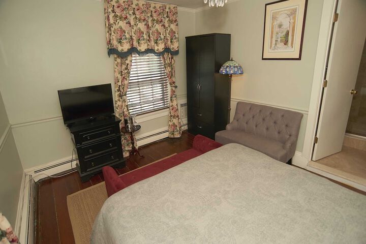 Room 102 of 183