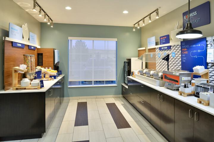 Holiday Inn Express Farmington - Bloomfield by IHG