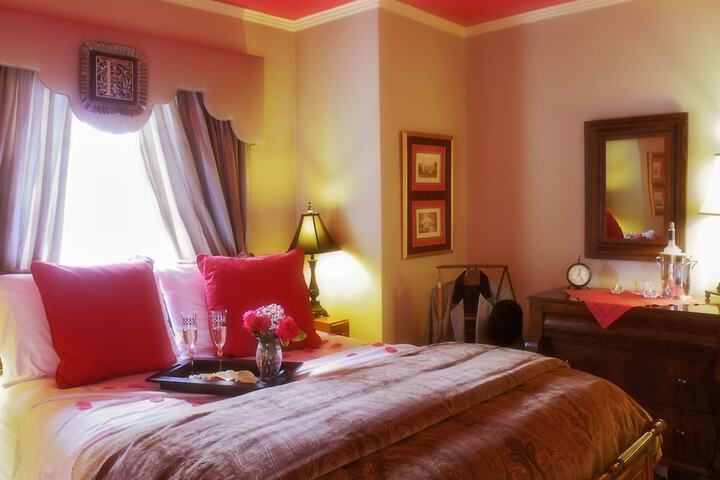 10 Fitch Luxurious Romantic Inn
