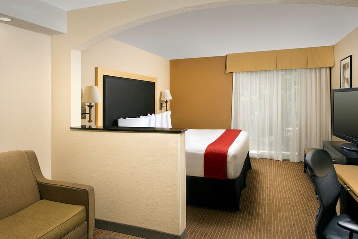 Room 9 of 18