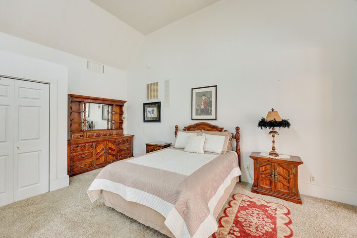 Paris Vacation Rental 15 Mi to Mount Magazine!