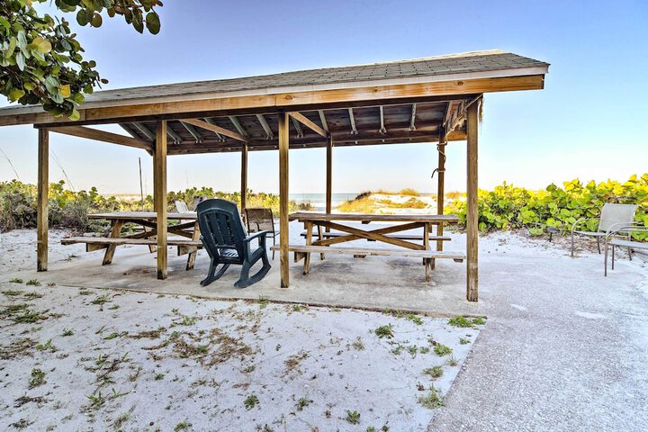 Steps to Beach Cabana: Indian Shores Cottage