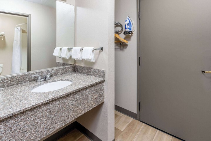 Room 20 of 33