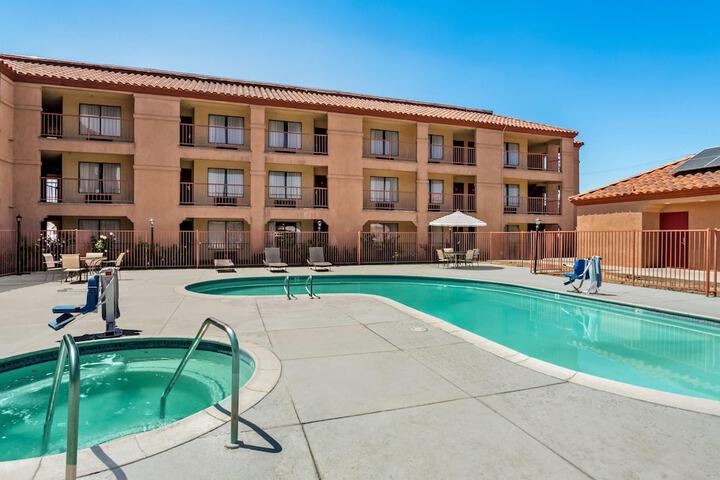 Days Inn by Wyndham Fontana / Rialto