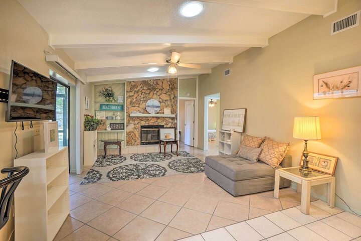 3 Mi to Philippe Park & Pier: Stunning Retreat
